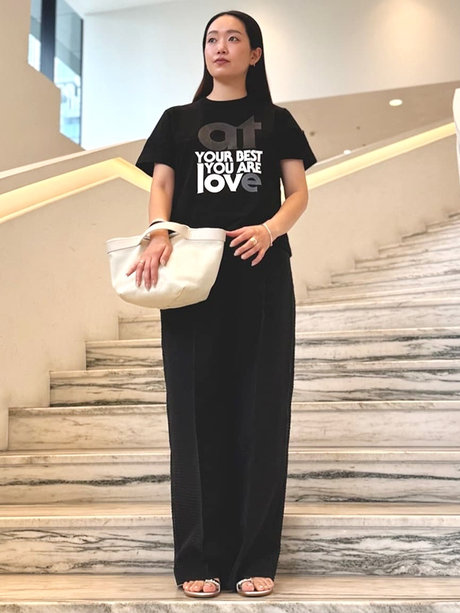 ブラックTシャツで楽しむ大人のアクティブスタイル
