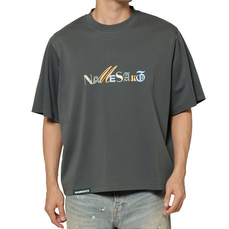 NAMESAKE＜ネームセイク＞ クロップド丈ロゴ入りTシャツ