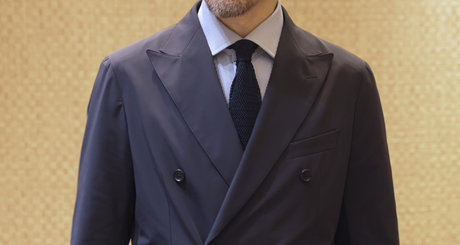 ダブルブレストジャケットとストレッチ素材ピンストライプ柄ドレスシャツ