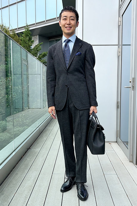 ライトブルーのシャツとネイビーのタイとポケットチーフを巧みに取り入れたグラデーションコーディネート