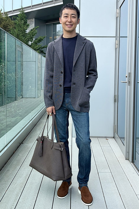 グレーのニットジャケットとデニムを合わせた、上品で軽快なカジュアルオンスタイル