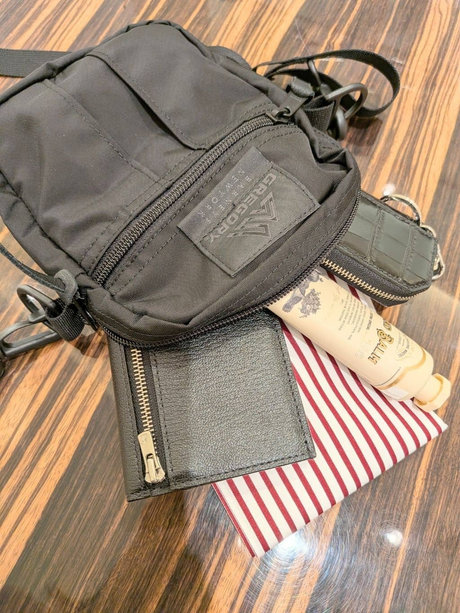 BARNEYS NEW YORK designed by TOMOHIRO KONNO ＜グレゴリー＞ コラボレート ボディバッグ “QUICK POCKET”